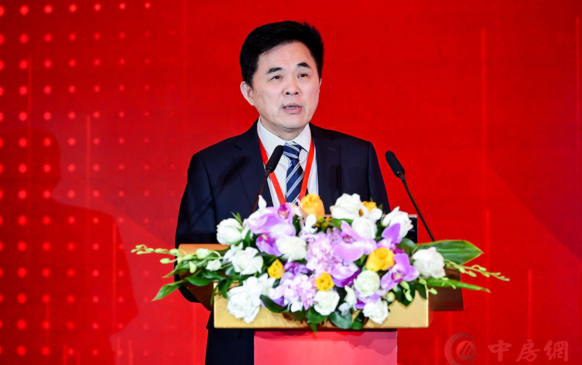 中国房地产业协会副会长沈月祥主持