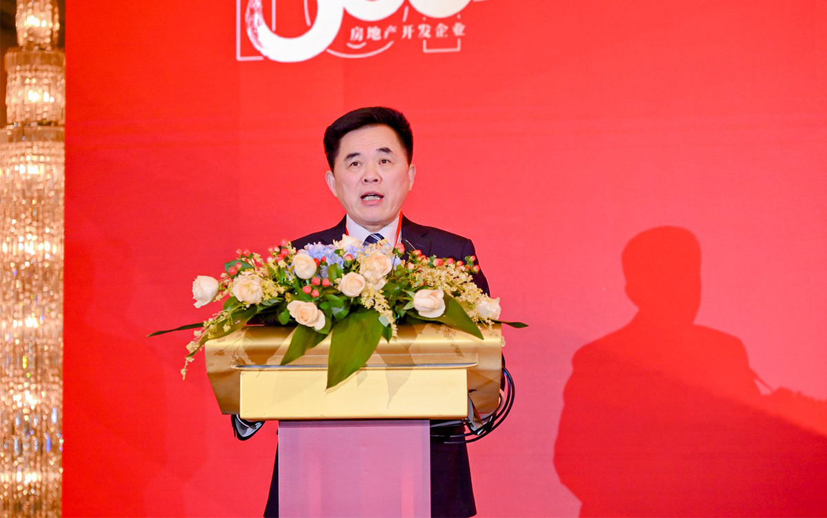 中国房地产业协会副会长沈月祥主持